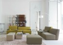 Italský obývací pokoj se šedou a zelenou sedačkou