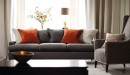 Konzervativní obývací pokoj s oranžovými akcenty