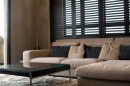Pohodlný obývací pokoj v minimalistickém stylu 