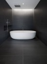 Minimalistická černá koupelna s nádhernou vanou 
