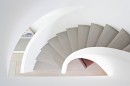 Minimalistický design točitého schodiště