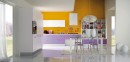 Moderní barevná kuchyně ve žluté a fialové 