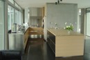 Kompaktní kuchyně v moderním interiéru 