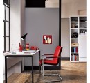 Červená pracovní židle v moderním designu 
