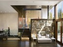 Moderní obývací pokoj s kamennou příčkou 