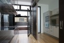 Prosklené dveře v moderním domě 