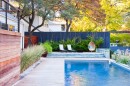 Moderní bazén dominuje velké zahradě