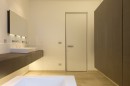 Skryté úložné prostory v moderní koupelně