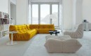 Moderní italský obývák se žlutou pohovkou