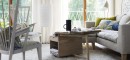 Moderní obývací pokoj s šedou sedačkou 