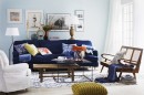 Modrá pohovka v obývacím pokoji 
