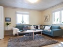 Obývací pokoj s modrou rohovou pohovkou