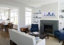 Modrobílý obývací pokoj ve skandinávském stylu