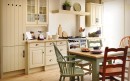 Venkovská anglická kuchyně s barevnými židlemi