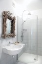 Výrazné zrcadlo v moderní koupelně